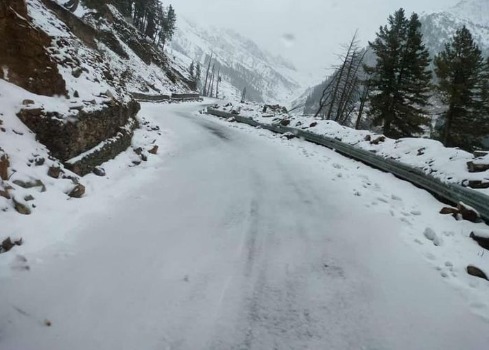 'Jammu-Srinagar National Highway open, Mughal Road closed due to snowfall'
